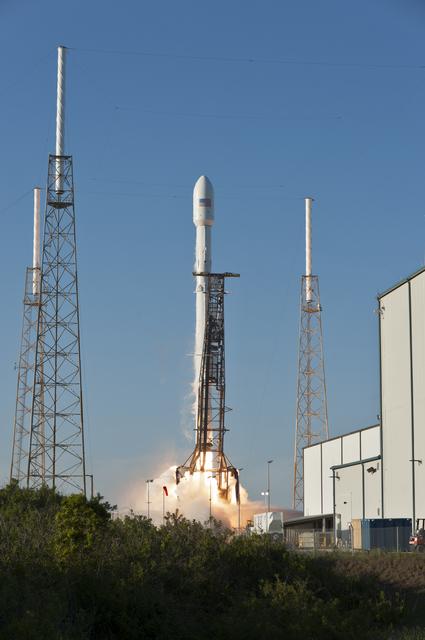 NASA image: SpaceX TESS Liftoff