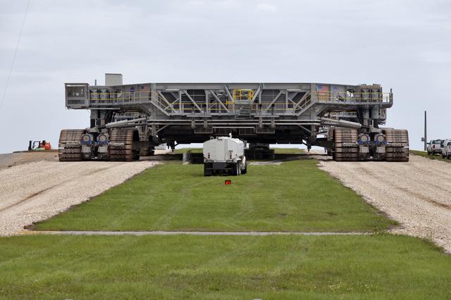 Crawler-transporter 2 (CT-2) moves slowly up the ramp to the surface of Launc...