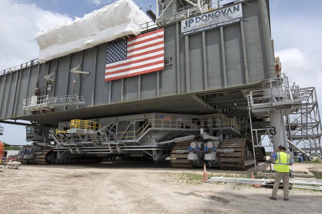 NASA image: Crawler Lifts Mobile Launcher