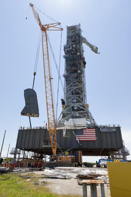 NASA image: LO2/TSMU Lift and Installation