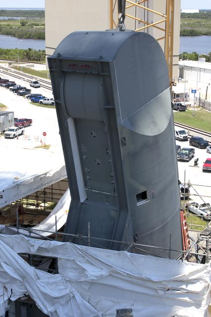 NASA image: LO2/TSMU Lift and Installation