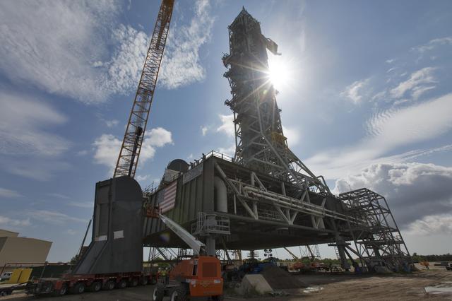 NASA image: LH2/TSMU Lift and Install