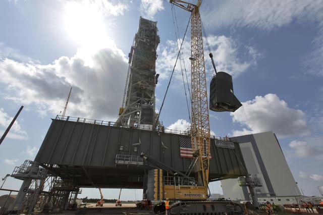NASA image: LH2/TSMU Lift and Install