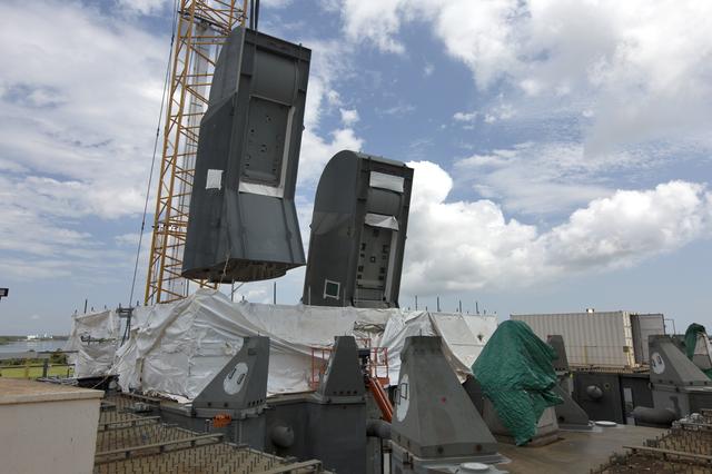 NASA image: LH2/TSMU Lift and Install