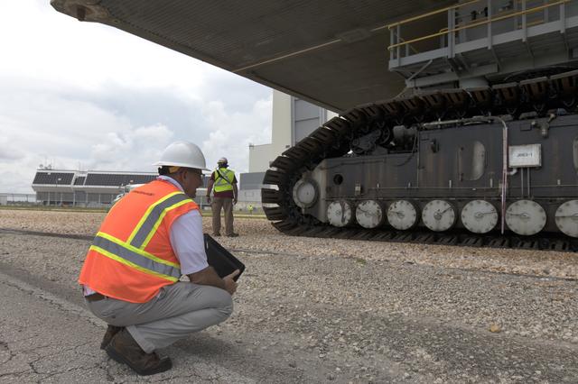 NASA image: Mobile Laucher Moves Toward EM-1 - Trek to  Launch Complex 39B