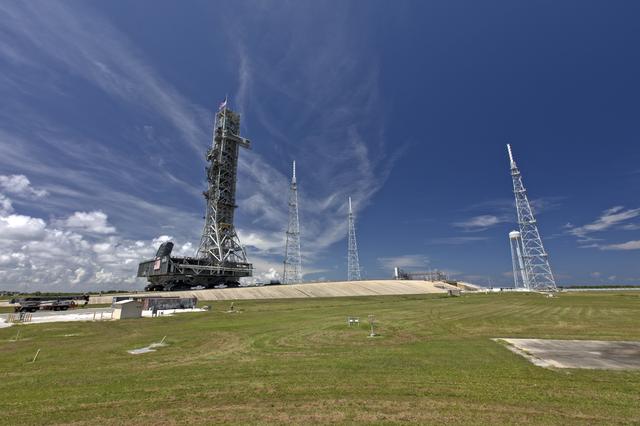 NASA image: Mobile Laucher Moves Toward EM-1 - Trek to  Launch Complex 39B
