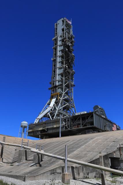 NASA image: Mobile Laucher Moves Toward EM-1 - Trek to  Launch Complex 39B