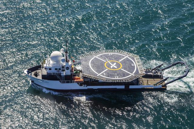 NASA image: SpaceX Helicopter Landing Test on the Crew Recovery Ship