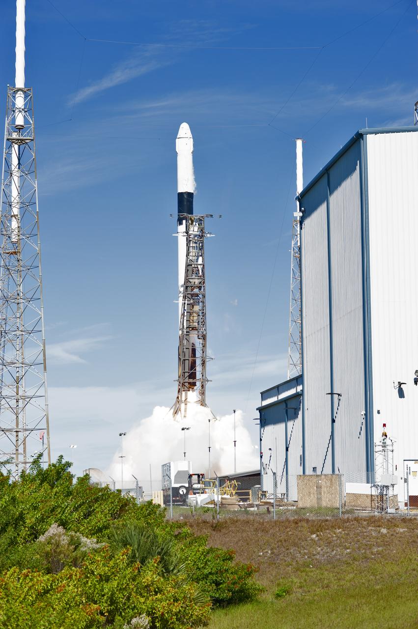 The two-stage Falcon 9 launch vehicle lifts off Space Launch Complex 40 at Cape Canaveral Air Force Station carrying the SpaceX’s Dragon resupply spacecraft to the International Space Station. Liftoff was at 1:16 p.m. EST, Dec. 5, 2018. On its 16th commercial resupply services mission to the space station, Dragon will deliver several science investigations to the space station, including the Global Ecosystem Dynamics Investigation lidar (GEDI). GEDI will provide high-quality laser ranging observations of the Earth’s forests and topography required to advance the understanding of important carbon and water cycling processes, biodiversity and habitat.