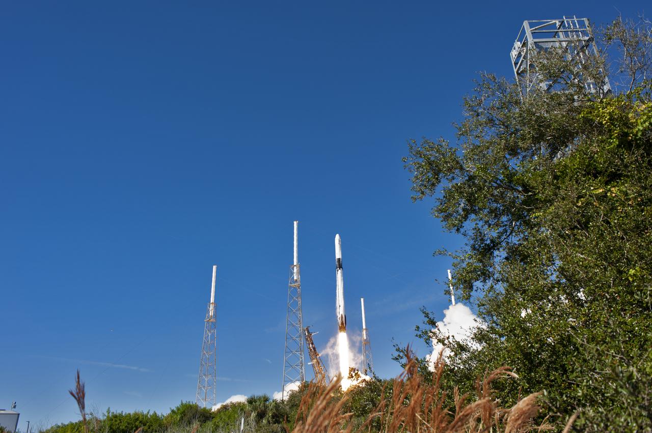 The two-stage Falcon 9 launch vehicle lifts off Space Launch Complex 40 at Cape Canaveral Air Force Station carrying the SpaceX’s Dragon resupply spacecraft to the International Space Station. Liftoff was at 1:16 p.m. EST, Dec. 5, 2018. On its 16th commercial resupply services mission to the space station, Dragon will deliver several science investigations to the space station, including the Global Ecosystem Dynamics Investigation lidar (GEDI). GEDI will provide high-quality laser ranging observations of the Earth’s forests and topography required to advance the understanding of important carbon and water cycling processes, biodiversity and habitat.