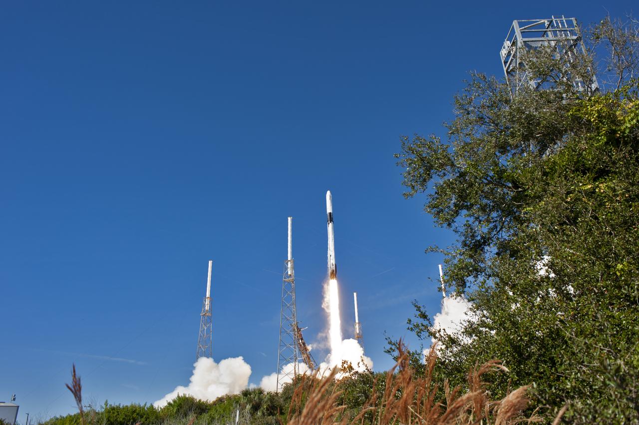 The two-stage Falcon 9 launch vehicle lifts off Space Launch Complex 40 at Cape Canaveral Air Force Station carrying the SpaceX’s Dragon resupply spacecraft to the International Space Station. Liftoff was at 1:16 p.m. EST, Dec. 5, 2018. On its 16th commercial resupply services mission to the space station, Dragon will deliver several science investigations to the space station, including the Global Ecosystem Dynamics Investigation lidar (GEDI). GEDI will provide high-quality laser ranging observations of the Earth’s forests and topography required to advance the understanding of important carbon and water cycling processes, biodiversity and habitat.