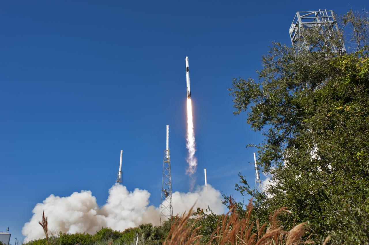 The two-stage Falcon 9 launch vehicle lifts off Space Launch Complex 40 at Cape Canaveral Air Force Station carrying the SpaceX’s Dragon resupply spacecraft to the International Space Station. Liftoff was at 1:16 p.m. EST, Dec. 5, 2018. On its 16th commercial resupply services mission to the space station, Dragon will deliver several science investigations to the space station, including the Global Ecosystem Dynamics Investigation lidar (GEDI). GEDI will provide high-quality laser ranging observations of the Earth’s forests and topography required to advance the understanding of important carbon and water cycling processes, biodiversity and habitat.