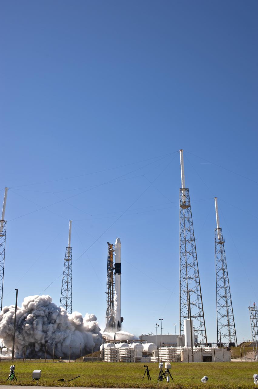 The two-stage Falcon 9 launch vehicle lifts off Space Launch Complex 40 at Cape Canaveral Air Force Station carrying the SpaceX’s Dragon resupply spacecraft to the International Space Station. Liftoff was at 1:16 p.m. EST, Dec. 5, 2018. On its 16th commercial resupply services mission to the space station, Dragon will deliver several science investigations to the space station, including the Global Ecosystem Dynamics Investigation lidar (GEDI). GEDI will provide high-quality laser ranging observations of the Earth’s forests and topography required to advance the understanding of important carbon and water cycling processes, biodiversity and habitat.