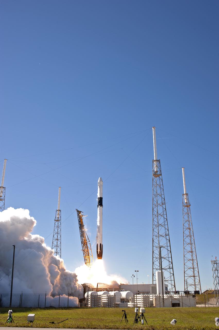 The two-stage Falcon 9 launch vehicle lifts off Space Launch Complex 40 at Cape Canaveral Air Force Station carrying the SpaceX’s Dragon resupply spacecraft to the International Space Station. Liftoff was at 1:16 p.m. EST, Dec. 5, 2018. On its 16th commercial resupply services mission to the space station, Dragon will deliver several science investigations to the space station, including the Global Ecosystem Dynamics Investigation lidar (GEDI). GEDI will provide high-quality laser ranging observations of the Earth’s forests and topography required to advance the understanding of important carbon and water cycling processes, biodiversity and habitat.