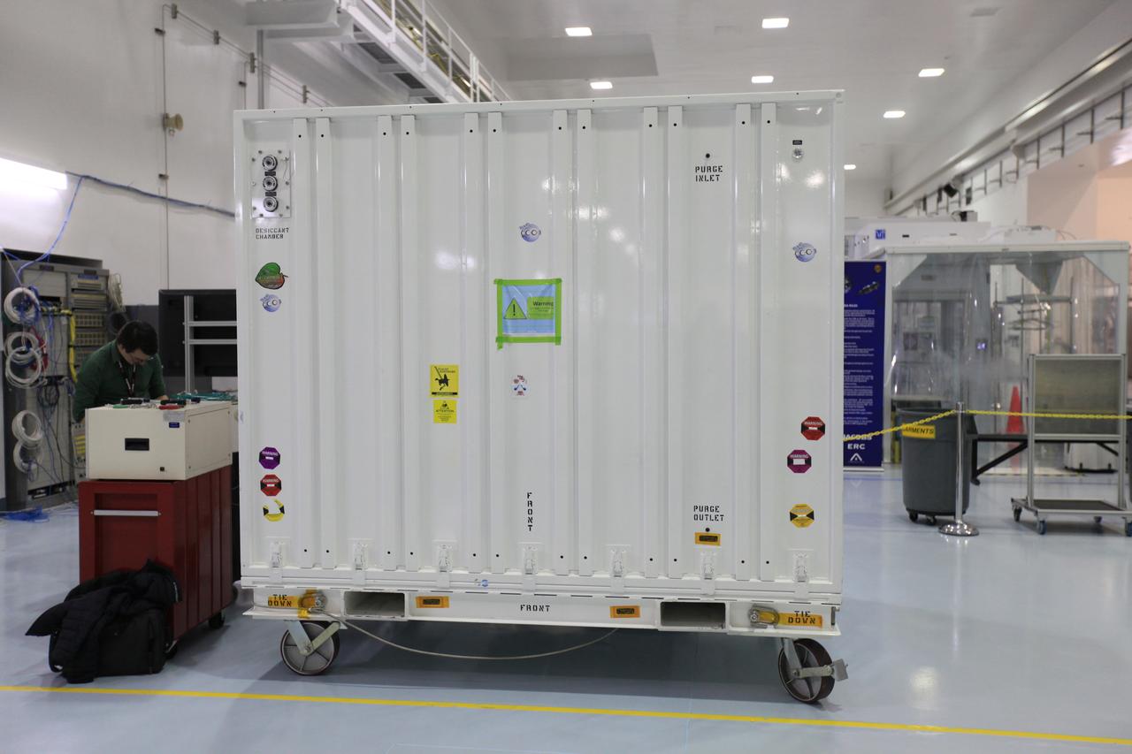 NASA’s Orbiting Carbon Observatory 3, or OCO-3, sits in a transportation container at the Space Station Processing Facility high bay at the agency’s Kennedy Space Center in Florida prior to its move to the SpaceX facility on March 18, 2019. The OCO-3 payload will be stowed in the trunk of SpaceX’s Dragon spacecraft, which will launch aboard a Falcon 9 rocket on the company’s 17th Commercial Resupply Services mission to the International Space Station. Launch is scheduled for April 25, 2019, from Launch Complex 40 at Cape Canaveral Air Force Station. Once the payload reaches the station, it will be removed from Dragon and robotically installed on the exterior of the orbiting laboratory’s Japanese Experiment Module Exposed Facility Unit, where it will measure and map carbon dioxide from space to provide further understanding of the relationship between carbon and climate. 