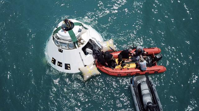 Starliner Astronaut Water Rescue Training