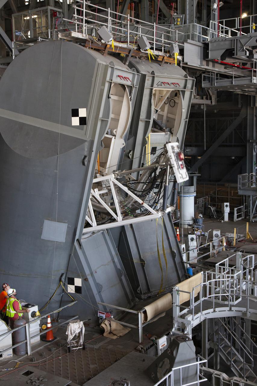 A drop test of the Tail Service Mast Umbilicals (TSMU) for NASA’s Space Launch System (SLS) rocket is underway on the mobile launcher in High Bay 3 of the Vehicle Assembly Building at NASA’s Kennedy Space Center in Florida on June 19, 2019. The 35-foot-tall TSMUs will connect to the SLS core stage aft section and provide liquid oxygen and liquid hydrogen fluid lines and electrical cable connections to the core stage engine section to support propellant handling during prelaunch operations. The drop test is being performed to ensure that the umbilicals will disconnect before launch of the SLS carrying Orion on its first uncrewed mission, Artemis 1, from Launch Complex 39B. Exploration Ground Systems and Engineering are completing the tests.