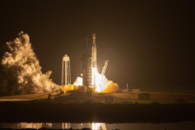 NASA image: SpaceX Falcon Heavy STP-2 Liftoff