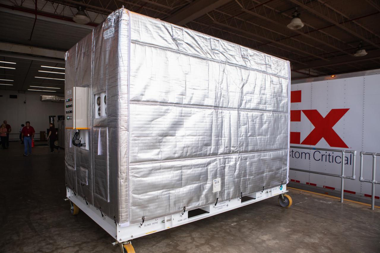 The Hyperspectral Imager Suite (HISUI), a Japan Aerospace Exploration Agency (JAXA) payload, arrives in its shipping container at the entrance to the Space Station Processing Facility at NASA’s Kennedy Space Center in Florida on Oct. 25, 2019. The payload will be packed inside the external trunk of the SpaceX Dragon cargo module at Launch Complex 39A. HISUI will be delivered to the International Space Station on SpaceX’s 19th Commercial Resupply Services mission for NASA in December 2019. HISUI is a spaceborne hyperspectral Earth Imaging System with a reflective telescope and two grating spectrometers.