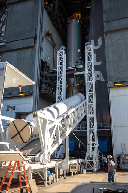 NASA image: OFT SRB #2 Mate at VIF