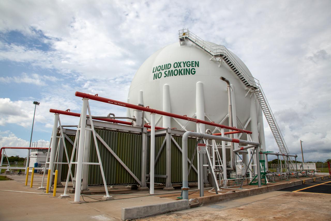 A liquid oxygen storage tank is photographed at Launch Pad 39B on Nov. 8, 2019, at NASA’s Kennedy Space Center in Florida. The agency’s Exploration Ground Systems oversaw testing of the pad’s cryogenic systems – the infrastructure that will support the flow of liquid hydrogen and liquid oxygen from the storage tanks to the Space Launch System (SLS) rocket – in preparation for the launch of SLS with the Orion spacecraft atop for the uncrewed Artemis I mission. Each of the liquid oxygen and liquid hydrogen tanks can hold more than 800,000 gallons of propellant. The liquid oxygen will require the use of pumps to push it from the tank to the rocket, while the lighter liquid hydrogen will make its way up to the pad using gaseous hydrogen to pressurize the sphere.