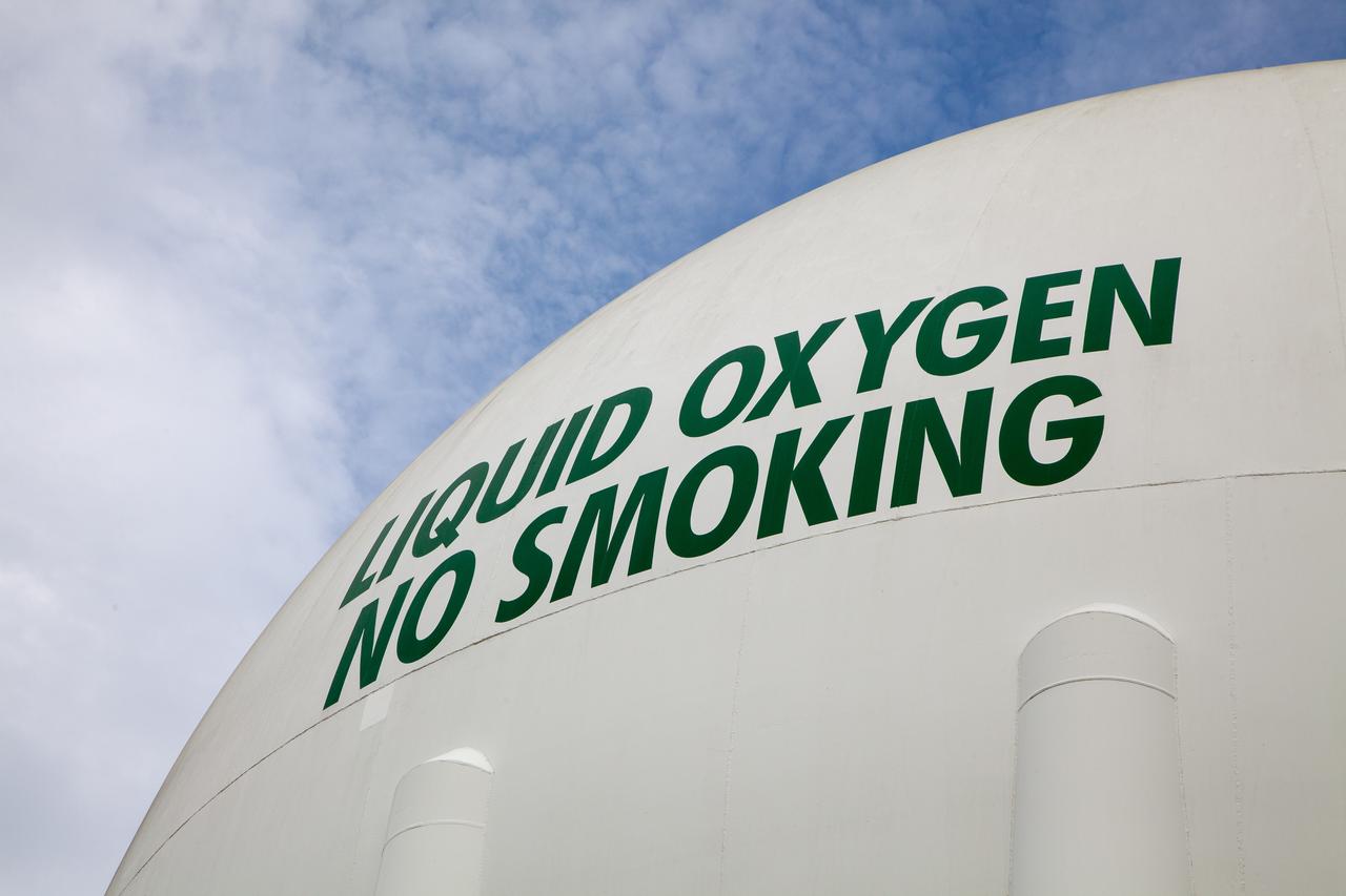 A liquid oxygen storage tank is photographed at Launch Pad 39B on Nov. 8, 2019, at NASA’s Kennedy Space Center in Florida. The agency’s Exploration Ground Systems oversaw testing of the pad’s cryogenic systems – the infrastructure that will support the flow of liquid hydrogen and liquid oxygen from the storage tanks to the Space Launch System (SLS) rocket – in preparation for the launch of SLS with the Orion spacecraft atop for the uncrewed Artemis I mission. Each of the liquid oxygen and liquid hydrogen tanks can hold more than 800,000 gallons of propellant. The liquid oxygen will require the use of pumps to push it from the tank to the rocket, while the lighter liquid hydrogen will make its way up to the pad using gaseous hydrogen to pressurize the sphere. 