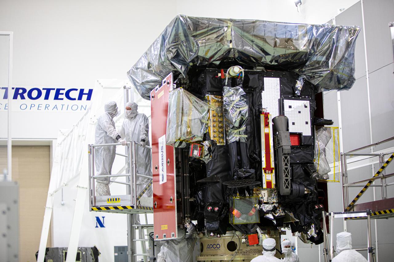 Members of the European Space Agency (ESA)/Airbus Defence and Space Solar Orbiter team inspect the Solar Orbiter spacecraft inside the Astrotech Space Operations payload processing facility in Titusville, Florida, on Dec. 16, 2019. On this day, media personnel were given the opportunity to view and photograph the spacecraft up close. Representatives from NASA’s Launch Services Program (LSP), ESA, United Launch Alliance (ULA), Airbus, and NASA’s Goddard Space Flight Center provided an overview of the mission, spacecraft and launch vehicle. Solar Orbiter is a space mission of international collaboration between ESA and NASA, and the spacecraft has been developed by Airbus. The mission will study the Sun and how it can affect the space environment throughout the solar system, and it also will provide the first images of the Sun’s poles.
