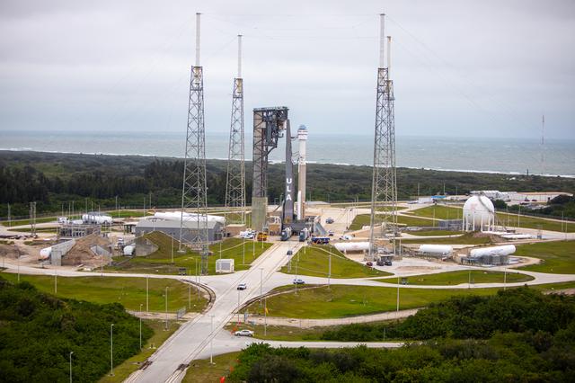 NASA image: OFT Starliner/Atlas V Roll to Pad
