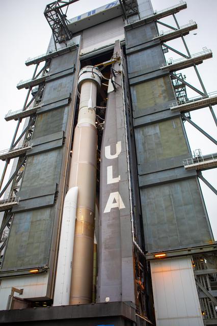 NASA image: OFT Starliner/Atlas V Roll to Pad