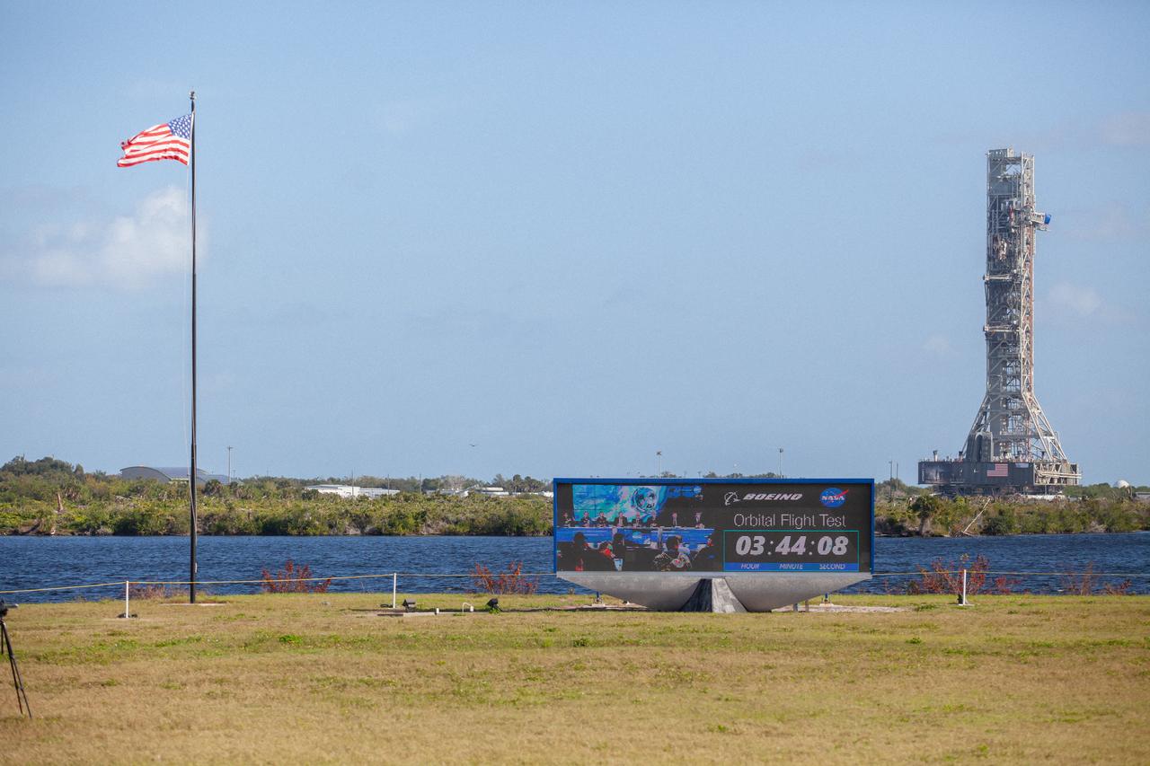NASA’s mobile launcher, carried atop the crawler-transporter 2, returns to the Vehicle Assembly Building (VAB) on Dec. 20, 2019, after spending months at Launch Pad 39B undergoing final validation and verification testing at the agency’s Kennedy Space Center in Florida. Standing 380 feet tall, the mobile launcher – which will be used to assemble, process and launch the Space Launch System and Orion spacecraft – will remain inside the VAB until it is ready to return to the pad with the rocket and spacecraft on top for the “wet dress rehearsal” ahead of the Artemis I launch. 