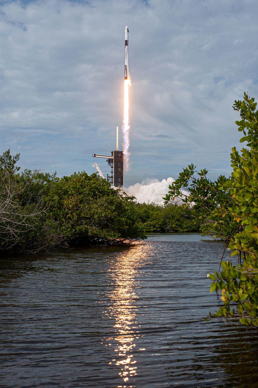 A SpaceX Falcon 9 rocket lifts off from Launch Complex 39A at NASA’s Kennedy Space Center in Florida at 10:30 a.m. EST on Jan. 19, 2020, carrying the Crew Dragon spacecraft on the company’s uncrewed In-Flight Abort Test. The flight test demonstrated the spacecraft’s escape capabilities in preparation for crewed flights to the International Space Station as part of the agency’s Commercial Crew Program. 