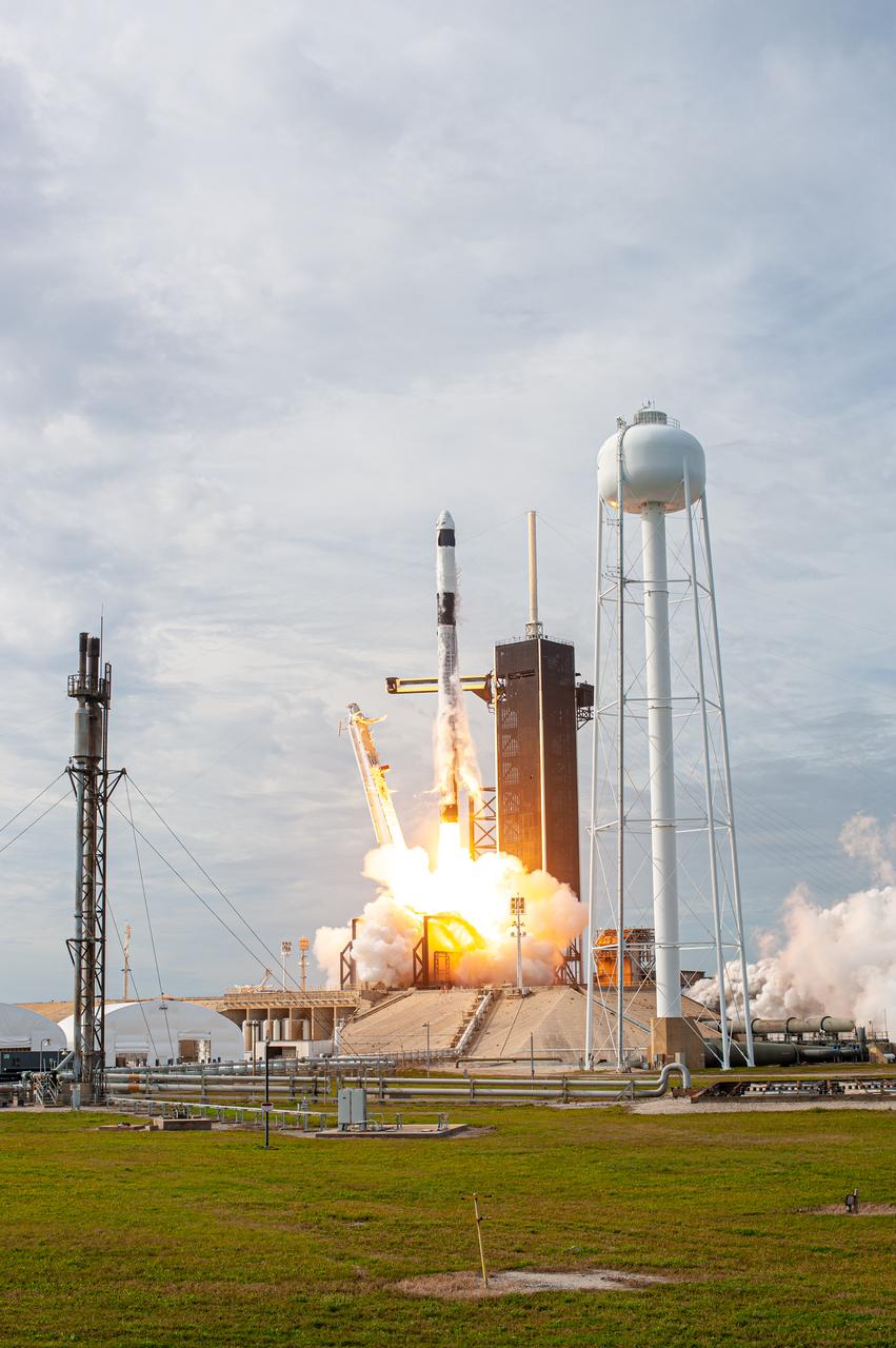 A SpaceX Falcon 9 rocket lifts off from Launch Complex 39A at NASA’s Kennedy Space Center in Florida at 10:30 a.m. EST on Jan. 19, 2020, carrying the Crew Dragon spacecraft on the company’s uncrewed In-Flight Abort Test. The flight test demonstrated the spacecraft’s escape capabilities in preparation for crewed flights to the International Space Station as part of the agency’s Commercial Crew Program. 