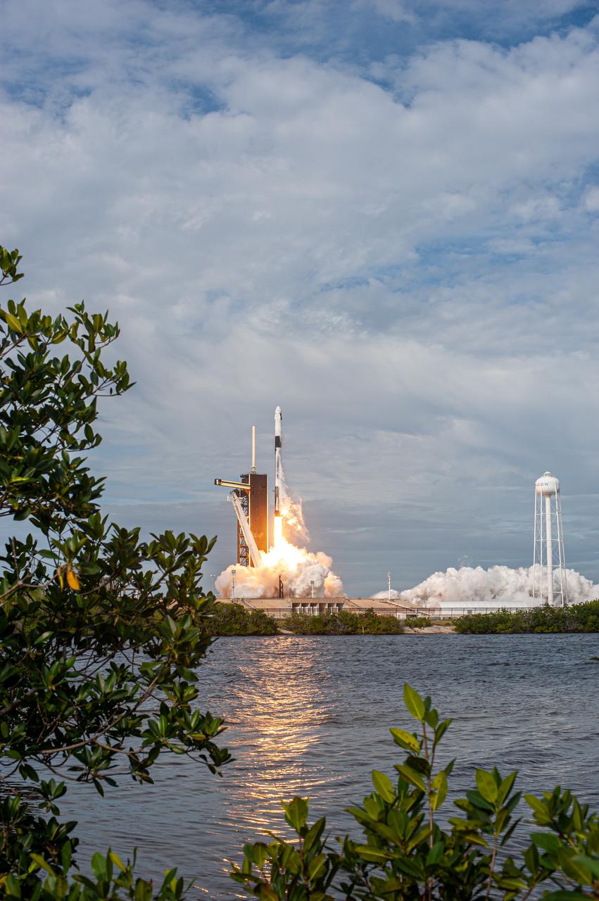 A SpaceX Falcon 9 rocket lifts off from Launch Complex 39A at NASA’s Kennedy Space Center in Florida at 10:30 a.m. EST on Jan. 19, 2020, carrying the Crew Dragon spacecraft on the company’s uncrewed In-Flight Abort Test. The flight test demonstrated the spacecraft’s escape capabilities in preparation for crewed flights to the International Space Station as part of the agency’s Commercial Crew Program. 