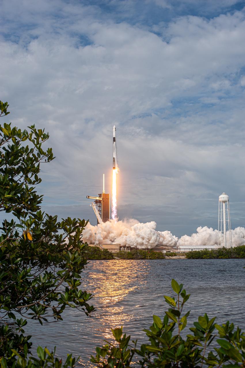 A SpaceX Falcon 9 rocket lifts off from Launch Complex 39A at NASA’s Kennedy Space Center in Florida at 10:30 a.m. EST on Jan. 19, 2020, carrying the Crew Dragon spacecraft on the company’s uncrewed In-Flight Abort Test. The flight test demonstrated the spacecraft’s escape capabilities in preparation for crewed flights to the International Space Station as part of the agency’s Commercial Crew Program. 