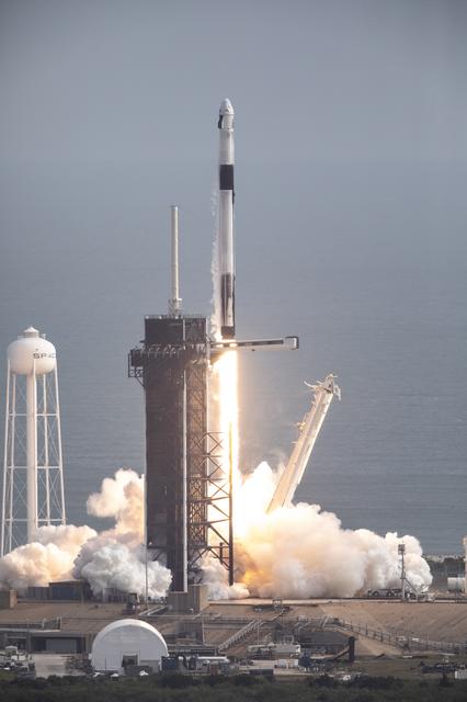 NASA image: SpaceX In-Flight Abort Test - Launch, VAB