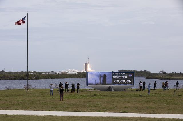 NASA image: SpaceX In-Flight Abort Test - Launch, Press Site