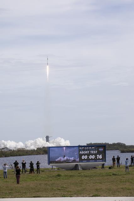 NASA image: SpaceX In-Flight Abort Test - Launch, Press Site