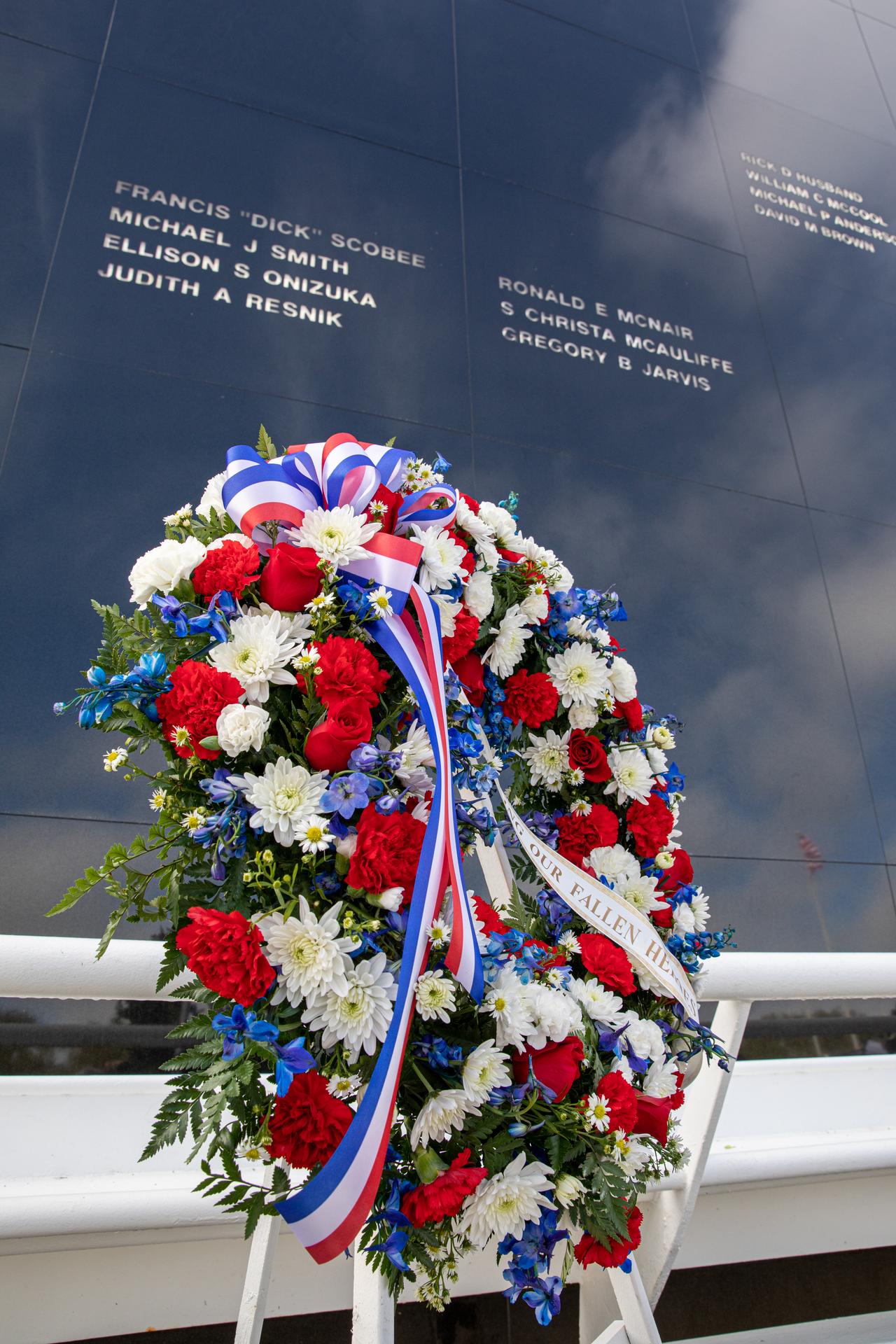 A wreath at the mirror memorial for fallen NASA astronauts