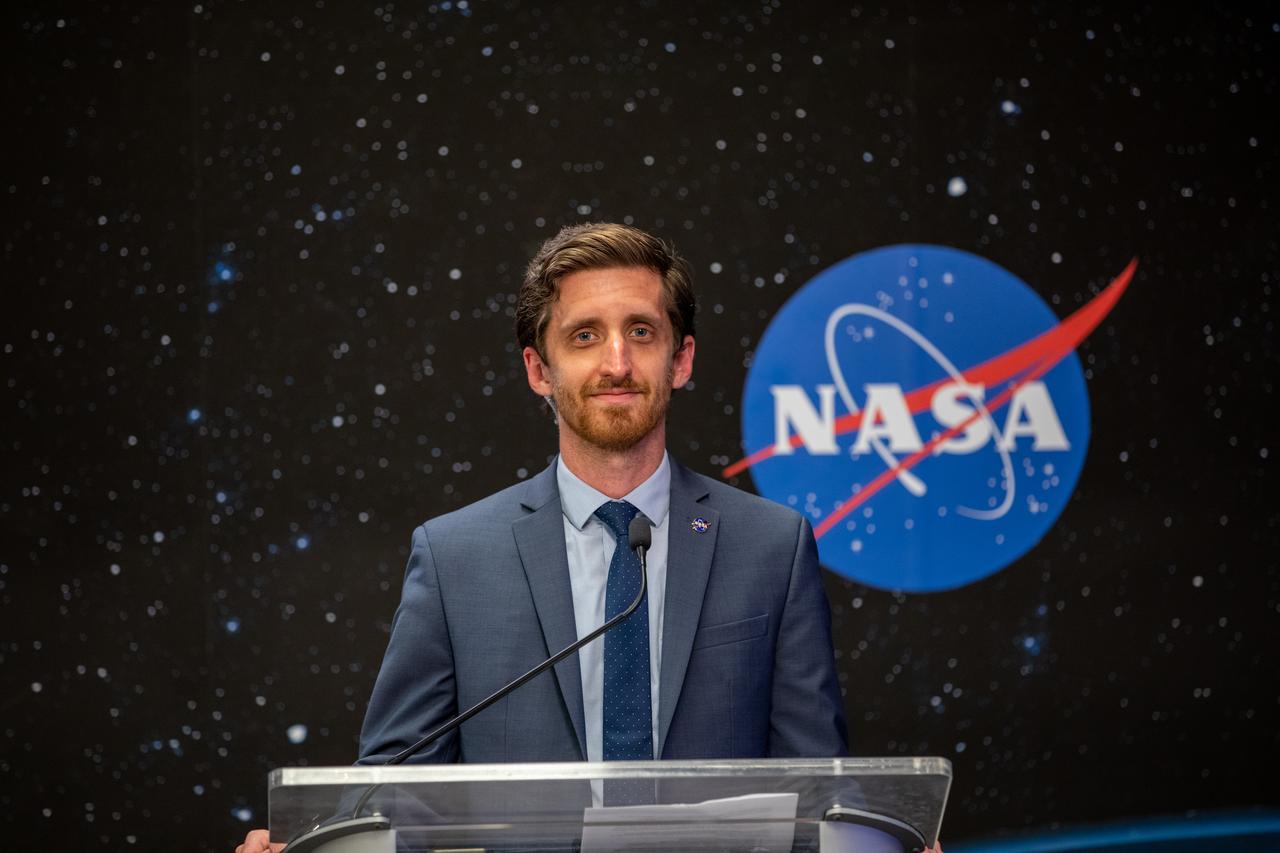 Josh Finch with NASA Communications moderates a news briefing inside the Press Site auditorium at the agency’s Kennedy Space Center in Florida on May 22, 2020, following the conclusion of the flight readiness review for NASA’s SpaceX Demo-2 mission, with NASA astronauts Robert Behnken and Douglas Hurley, to the International Space Station. This will be SpaceX’s final flight test for NASA’s Commercial Crew Program. Behnken and Hurley will fly to the orbiting laboratory in a SpaceX Crew Dragon spacecraft, launching atop a Falcon 9 rocket from Kennedy’s Launch Complex 39A. Liftoff is scheduled for 4:33 p.m. EDT on Wednesday, May 27.