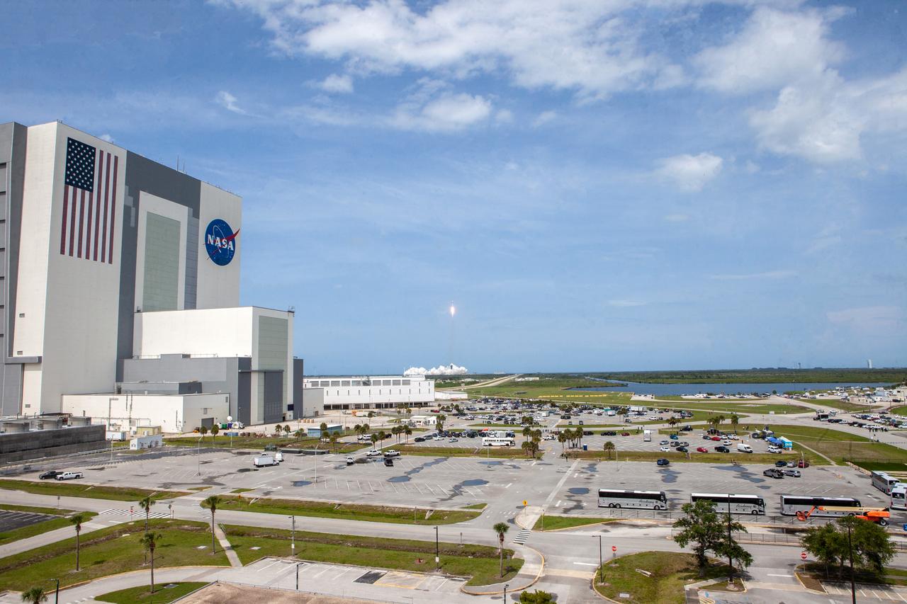 With a view of the iconic Vehicle Assembly Building to the left, a SpaceX Falcon 9 rocket and Crew Dragon spacecraft lifts off from Launch Complex 39A at NASA’s Kennedy Space Center in Florida on May 30, 2020, for the agency’s SpaceX Demo-2 mission. The rocket lifted off at 3:22 p.m. EDT, carrying NASA astronauts Robert Behnken and Douglas Hurley to the International Space Station, making them the first astronauts to launch from U.S. soil since the end of the Space Shuttle Program in 2011. Part of NASA’s Commercial Crew Program, Demo-2 is SpaceX’s final flight test, paving the way for the agency to certify the crew transportation system for regular, crewed flights to the orbiting laboratory. 