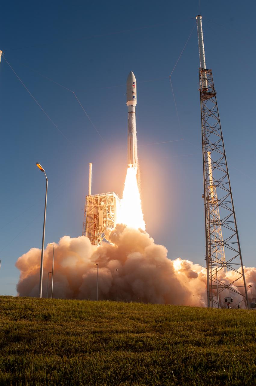 A United Launch Alliance Atlas V 541 rocket lifts off from Space Launch Complex 41 at Cape Canaveral Air Force Station in Florida on July 30, 2020, at 7:50 a.m. EDT, carrying NASA’s Mars Perseverance rover and Ingenuity helicopter. The rover is part of NASA’s Mars Exploration Program, a long-term effort of robotic exploration of the Red Planet. The rover’s seven instruments will search for habitable conditions in the ancient past and signs of past microbial life on Mars. The Launch Services Program at Kennedy is responsible for launch management.