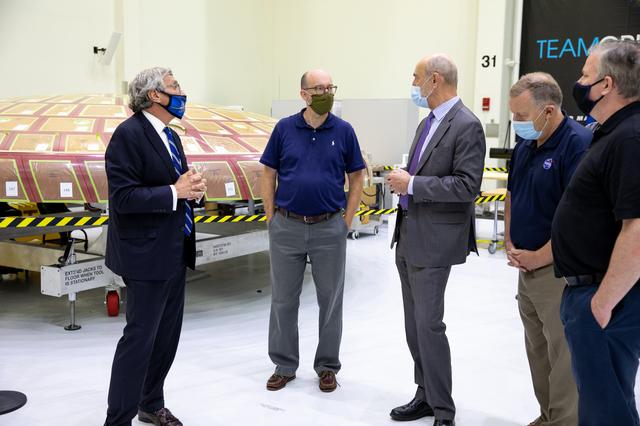 NASA image: OMB Director and Bridenstine Tour in O&C