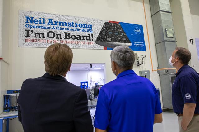 NASA image: OMB Director and Bridenstine Tour in O&C