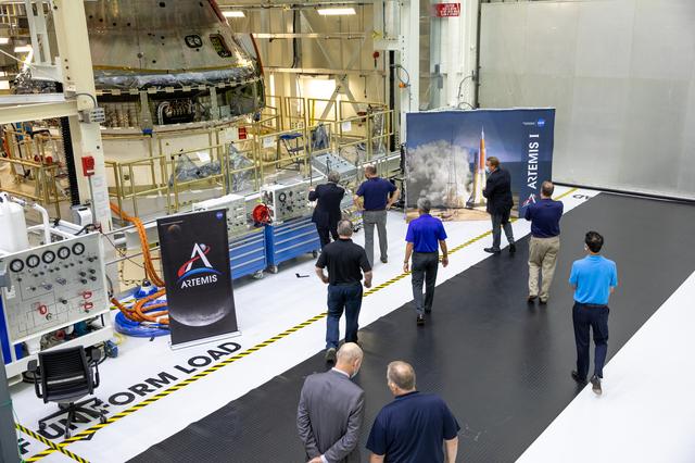 NASA image: OMB Director and Bridenstine Tour in O&C