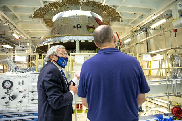 NASA image: OMB Director and Bridenstine Tour in O&C