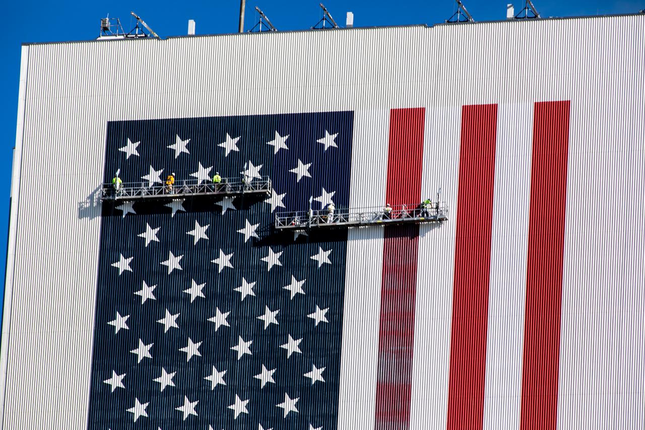 Painting of the U.S. flag continues on the 525-foot-tall Vehicle Assembly Building (VAB) at NASA’s Kennedy Space Center in Florida on Sept. 17, 2020. HM2 and H.I.S. Painting of Titusville, Florida, are repainting the American Flag on the iconic building. The flag is 209 feet long by 110 feet wide. Each star is more than six feet in diameter, and each stripe is nine feet wide. Exploration Ground Systems is overseeing upgrades to the VAB to support the launch of the Space Launch System and Orion for Artemis missions. Under the Artemis program, NASA will send the first woman and next man to the Moon.