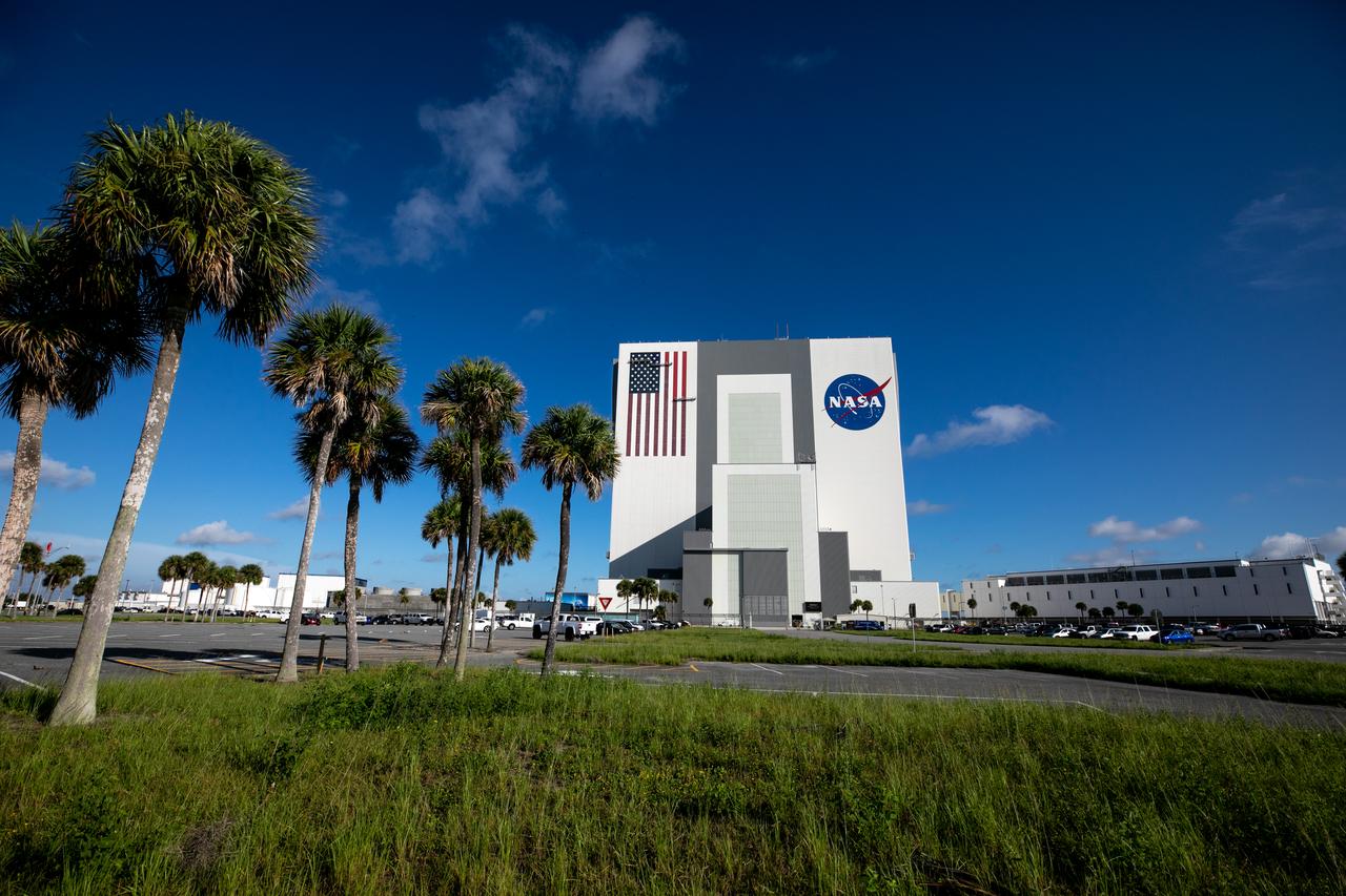 A view of the 525-foot-tall Vehicle Assembly Building (VAB) at NASA’s Kennedy Space Center in Florida, as painting of the U.S. flag continues on the iconic building on Sept. 17, 2020. HM2 and H.I.S. Painting of Titusville, Florida, are repainting the American Flag on the building. The flag is 209 feet long by 110 feet wide. Each star is more than six feet in diameter, and each stripe is nine feet wide. Exploration Ground Systems is overseeing upgrades to the VAB to support the launch of the Space Launch System and Orion for Artemis missions. Under the Artemis program, NASA will send the first woman and next man to the Moon.