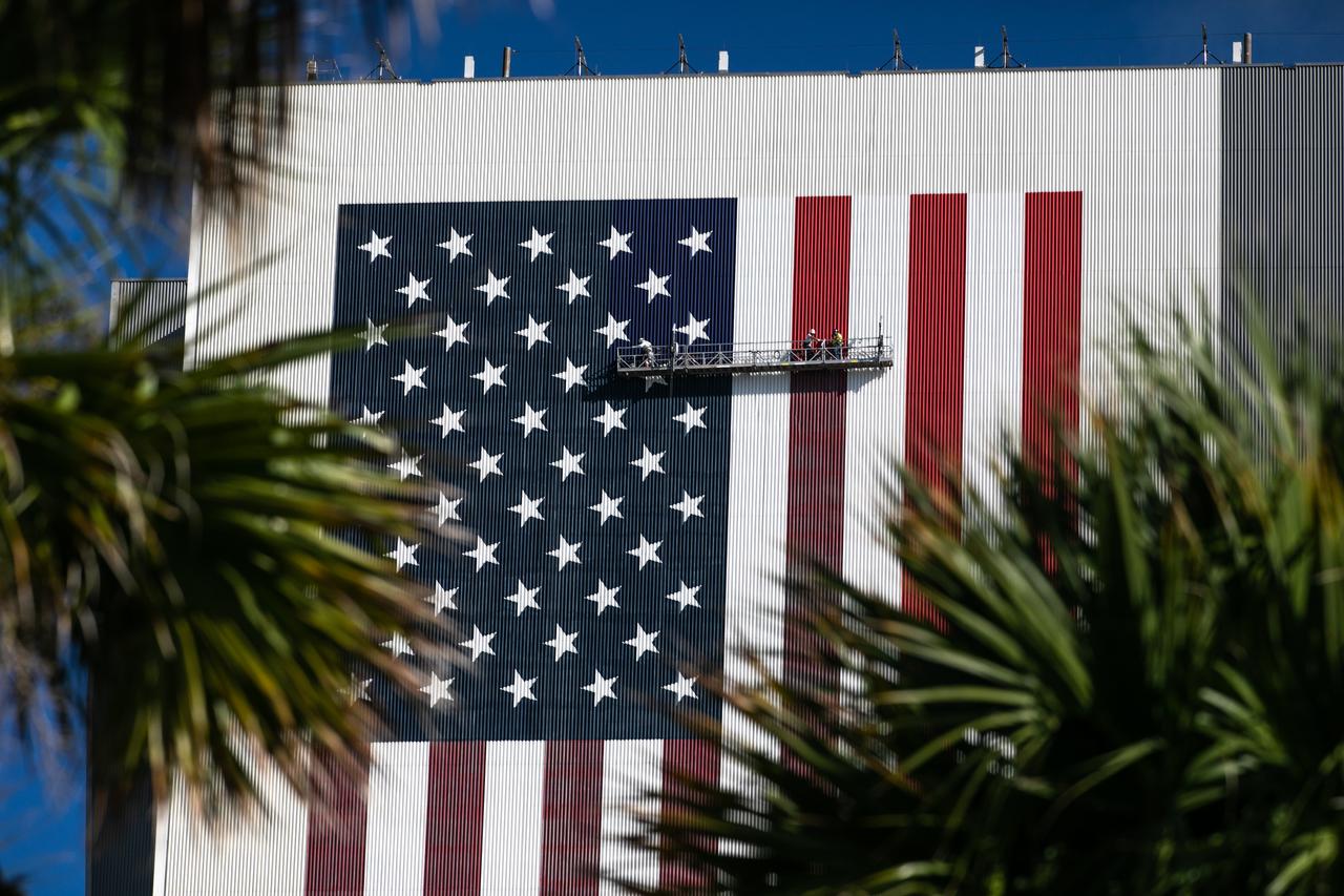 Painting of the U.S. flag continues on the 525-foot-tall Vehicle Assembly Building (VAB) at NASA’s Kennedy Space Center in Florida on Sept. 17, 2020. HM2 and H.I.S. Painting of Titusville, Florida, are repainting the American Flag on the iconic building. The flag is 209 feet long by 110 feet wide. Each star is more than six feet in diameter, and each stripe is nine feet wide. Exploration Ground Systems is overseeing upgrades to the VAB to support the launch of the Space Launch System and Orion for Artemis missions. Under the Artemis program, NASA will send the first woman and next man to the Moon.