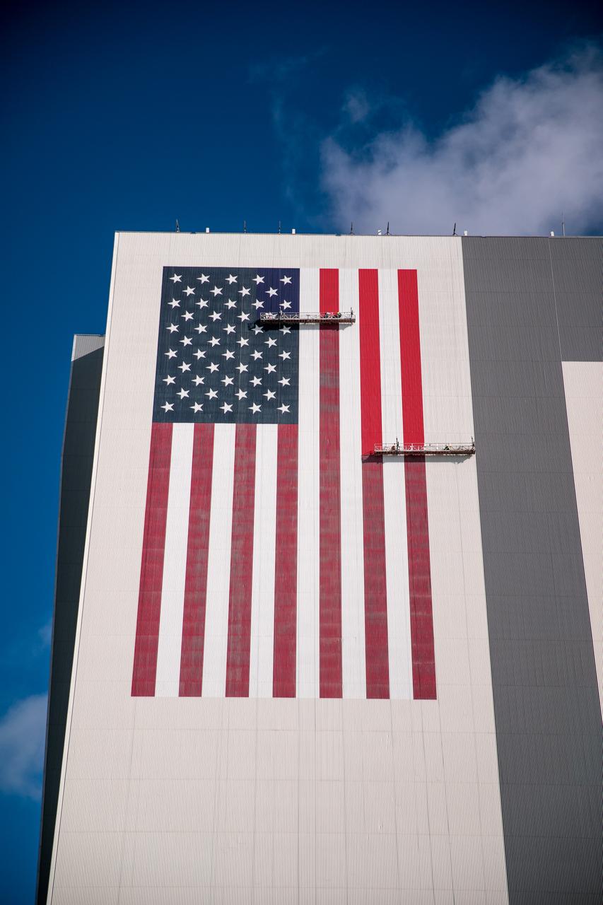 Painting of the U.S. flag continues on the 525-foot-tall Vehicle Assembly Building (VAB) at NASA’s Kennedy Space Center in Florida on Sept. 17, 2020. HM2 and H.I.S. Painting of Titusville, Florida, are repainting the American Flag on the iconic building. The flag is 209 feet long by 110 feet wide. Each star is more than six feet in diameter, and each stripe is nine feet wide. Exploration Ground Systems is overseeing upgrades to the VAB to support the launch of the Space Launch System and Orion for Artemis missions. Under the Artemis program, NASA will send the first woman and next man to the Moon.