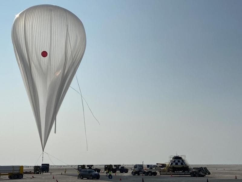 A Boeing CST-100 Starliner test article prepares to mate with a high altitude balloon ahead of its final parachute reliability drop test at White Sands, New Mexico, on Sept. 19, 2020. The test is part of a reliability campaign that will help strengthen the spacecraft’s landing system ahead of crewed flights to and from the International Space Station as part of NASA’s Commercial Crew Program.